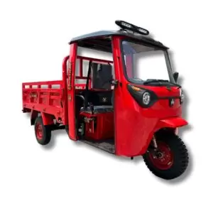 Motocarguero rojo con cabina de asiento plano en motor 200.